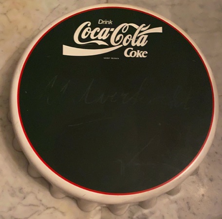 09037-2 € 6,00 coca cola schrijfbord in vorm van dop ca 35 cm.jpeg